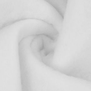 Bauschiges Volumenvlies, 15-20mm Volumen (200g) aus Polyester (Dacronwatte). Zeigt Fülle und Weiss/Offwhite-Farbe. Perfekt für Nähen.