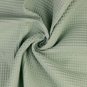 Dicker Waffelpiqu&eacute; Stoff in Salbeigr&uuml;n hell aus 100% Baumwolle. Detailansicht der reliefartigen Waffelstruktur f&uuml;r saugf&auml;hige Badem&auml;ntel & Wellness-Accessoires.