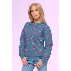 Frau im gen&auml;hten Pullover aus jeansblauem Wintersweat mit Libellen. Warme Kinderbekleidung aus Oeko-Tex 100 zertifiziertem Sweat.