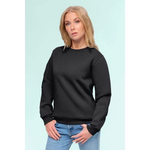 Tragebeispiel: Damenpullover gen&auml;ht aus dem schweren schwarzen Wintersweat im Denim-Look.