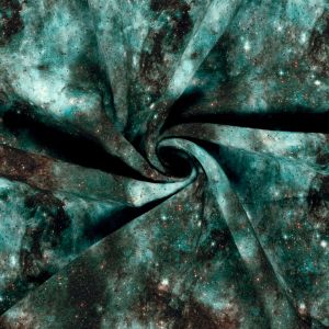 Nahaufnahme vom warmen Wintersweat Stoff Weltall, Digitaldruck in Petrolfarben, zu einer Spirale gedreht.