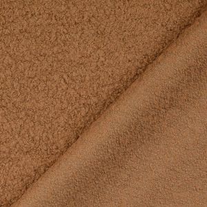 Woll-Bouclé Stoff in der Farbe rehbraun, mit Ansicht der strukturierten Vorderseite und der gleichfarbigen, glatteren Rückseite.