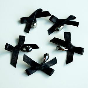 2x3cm grosse Schleifen aus Satin mit einem Anhänger aus Glas mit reflektierender Jet-Beschichtung - 5 Stk.